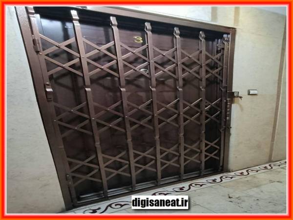 درب آکاردئونی در بندر انزلی