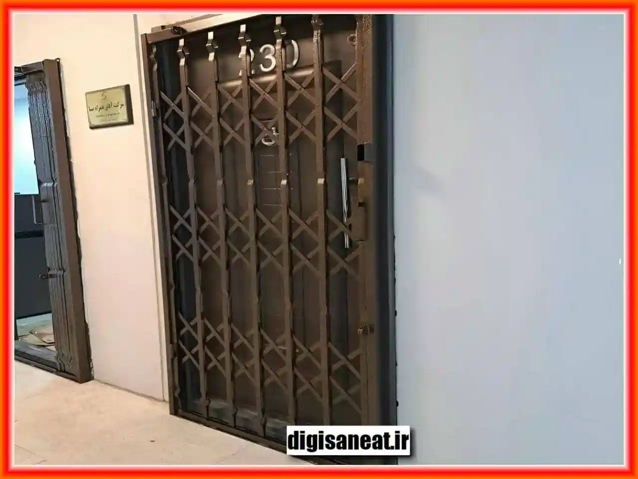 حفاظ درب آکاردئونی در محله اوین درکه