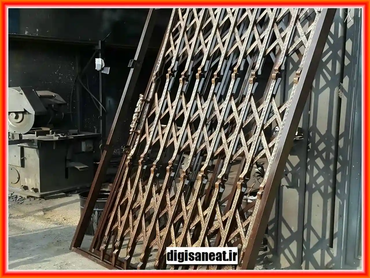 حفاظ درب آکاردئونی در ساری استان مازندران