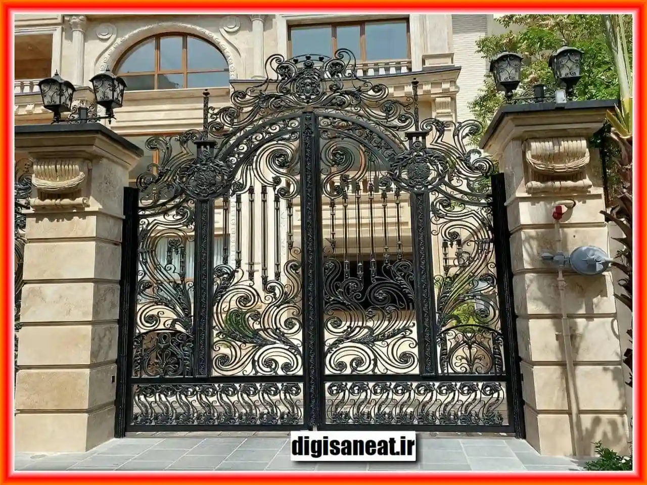 طرح‌ها و مدل‌های مختلف درب حیاط فرفورژه تاج دار