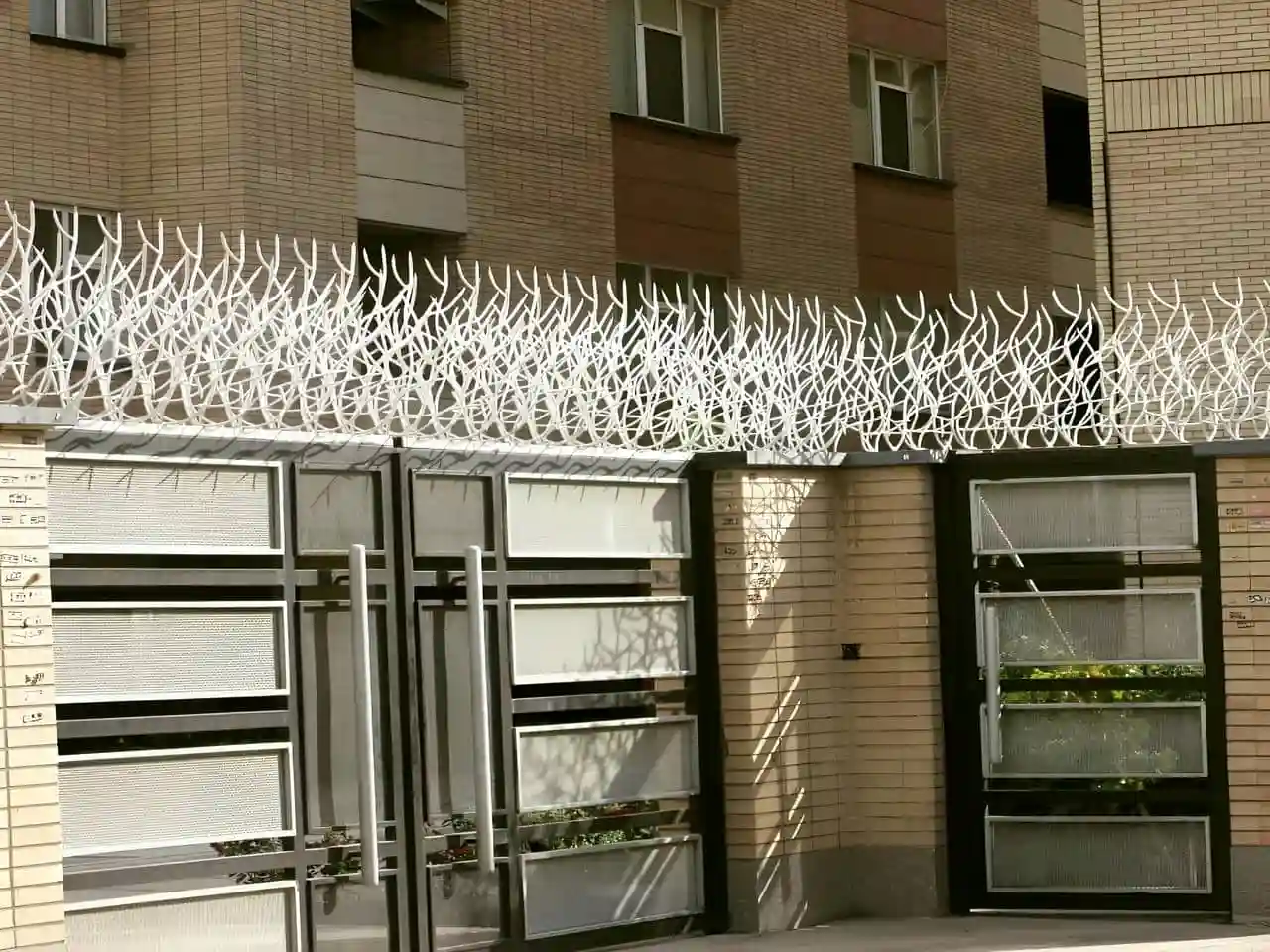 روش‌های نصب حفاظ میله ای نوک تیز روی دیوار ویلا