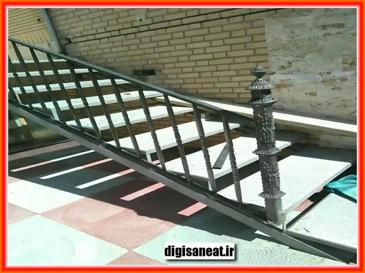 نرده فلزی مدرن برای پلههای بیرونی نرده فلزی مدرن برای پلههای بیرونی