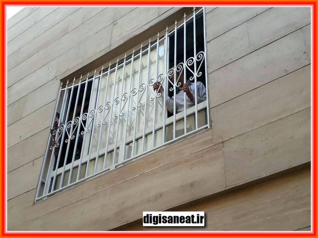 نصب و انتخاب حفاظ پنجره مناسب برای در طبقه اول