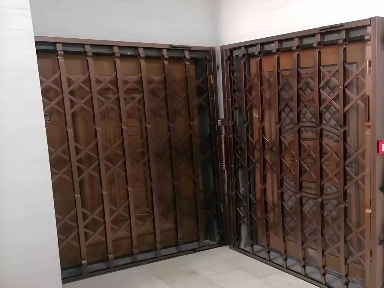 حفاظ آکاردئونی: راهکار امنیتی و زیبایی برای منازل و ساختمان ها
