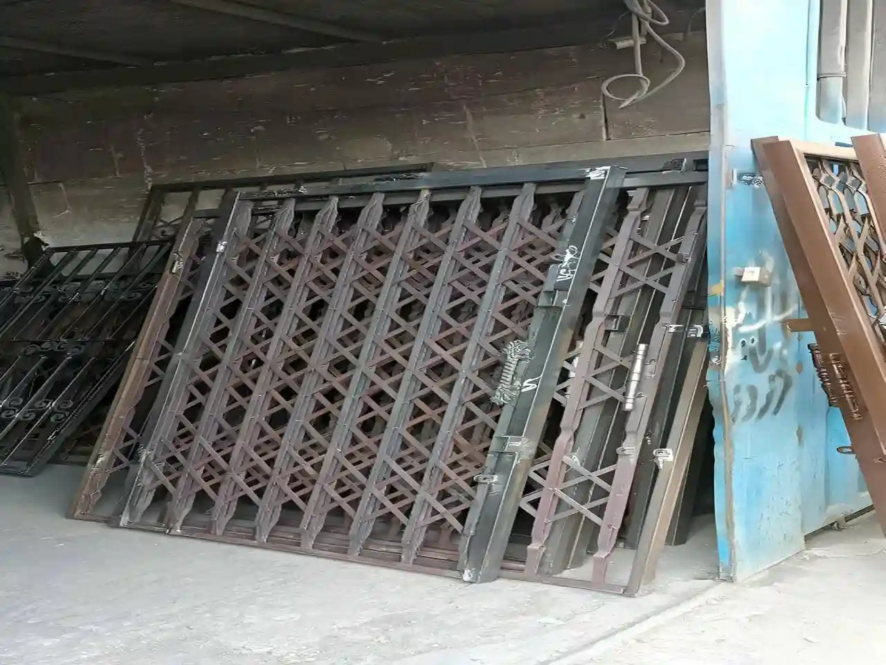 نصب حفاظ‌های آکاردئونی برای درب‌های ورودی و پنجره‌ها