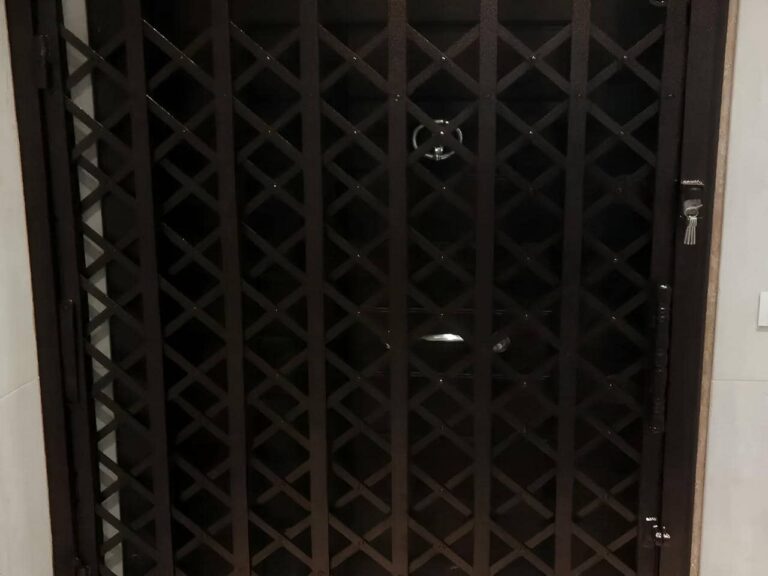 accordion-door-protection-apartment-ix نصب و ساخت درب آکاردئونی