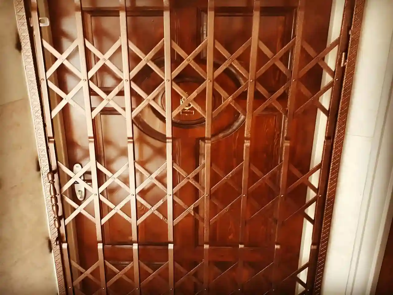 حفاظ آکاردئونی: امنیت و زیبایی در فضاهای محدود