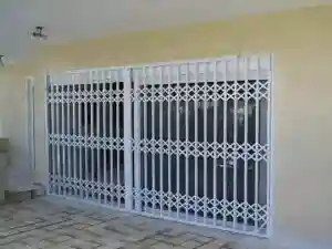 درب آکاردئونی داخل منزل