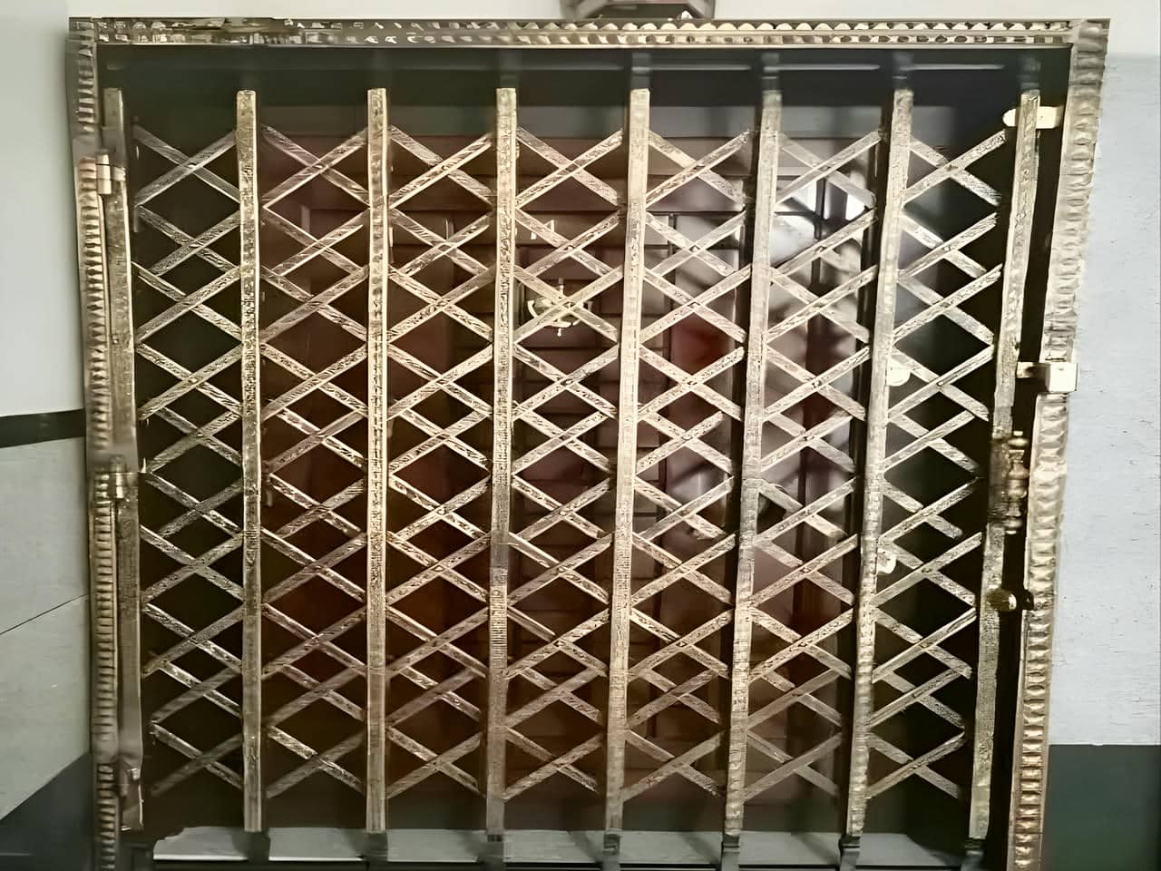 مزایا و معایب درب آکاردئونی دوجداره پنج لوزی مزایا و معایب درب آکاردئونی دوجداره پنج لوزی