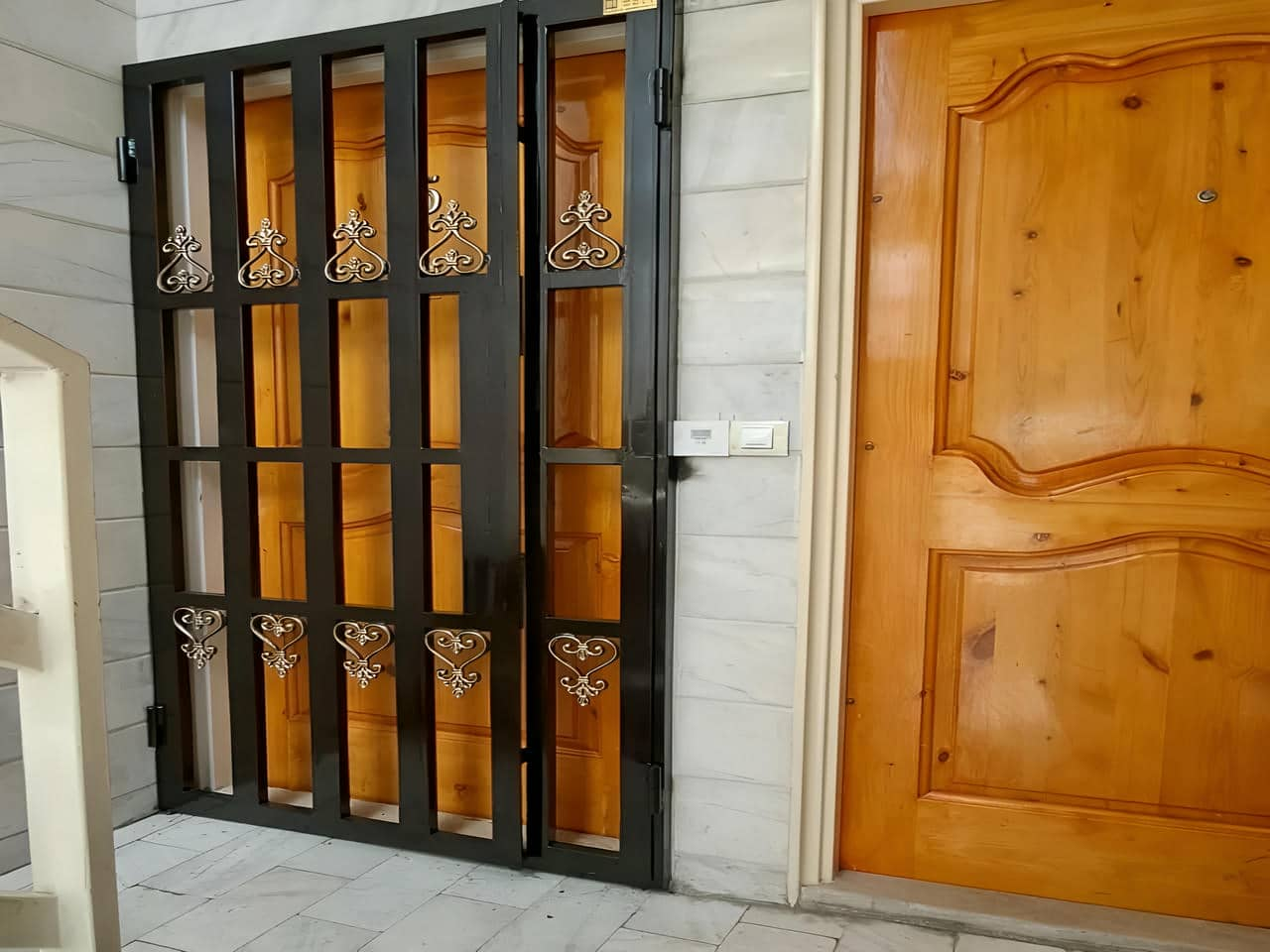 حفاظ درب آپارتمان لولایی