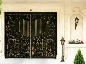 درب آهنی جنوبی ساختمان