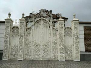 درب حیاط فرفورژه تاج دار