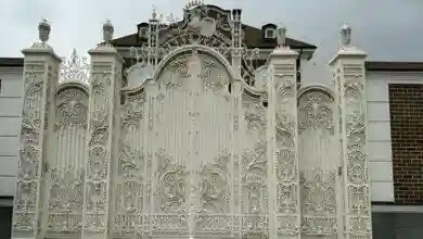 درب حیاط فرفورژه تاج دار