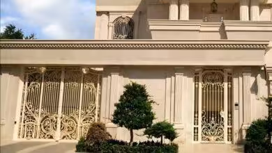 درب آهنی ورود به ساختمان