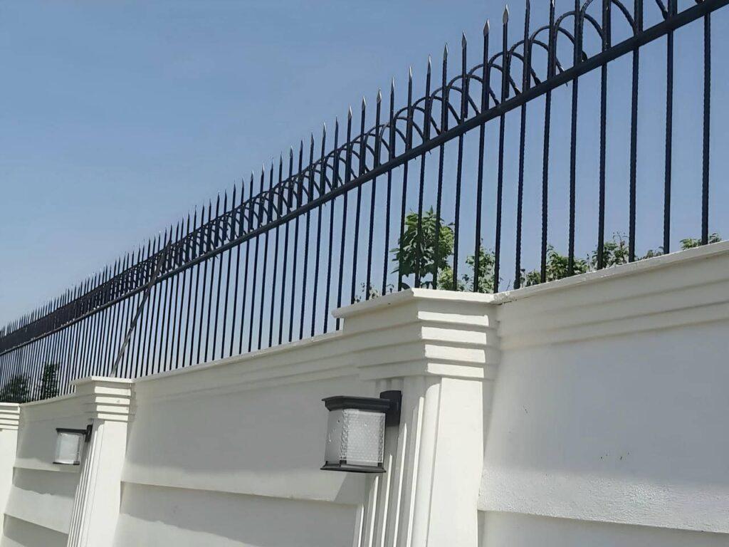 حفاظ آهنی روی دیوار منزل حفاظ آهنی روی دیوار منزل