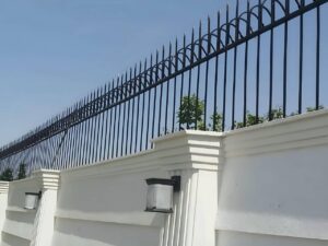 حفاظ آهنی روی دیوار منزل