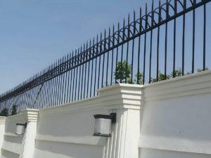 حفاظ آهنی روی دیوار منزل