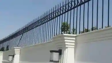 حفاظ آهنی روی دیوار منزل