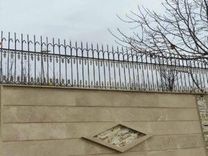 حفاظ میله ای نوک تیز روی دیوار ویلا