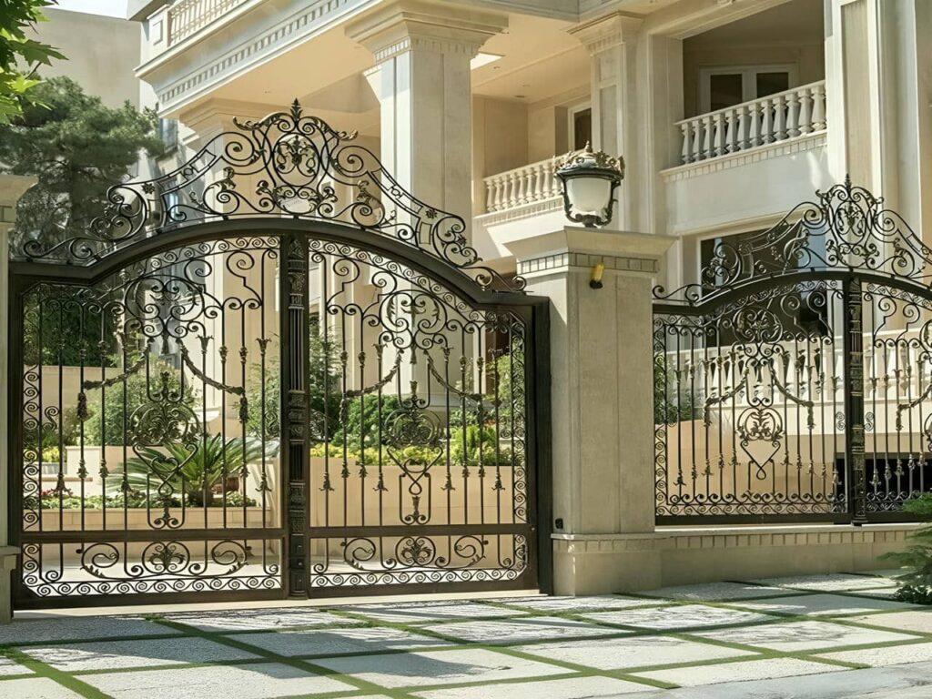 درب آهنی شمالی ساختمان