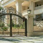 درب آهنی شمالی ساختمان