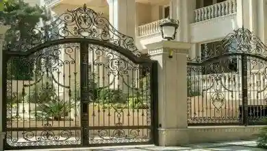 درب آهنی شمالی ساختمان