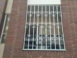 حفاظ درب و پنجره منزل مسکونی