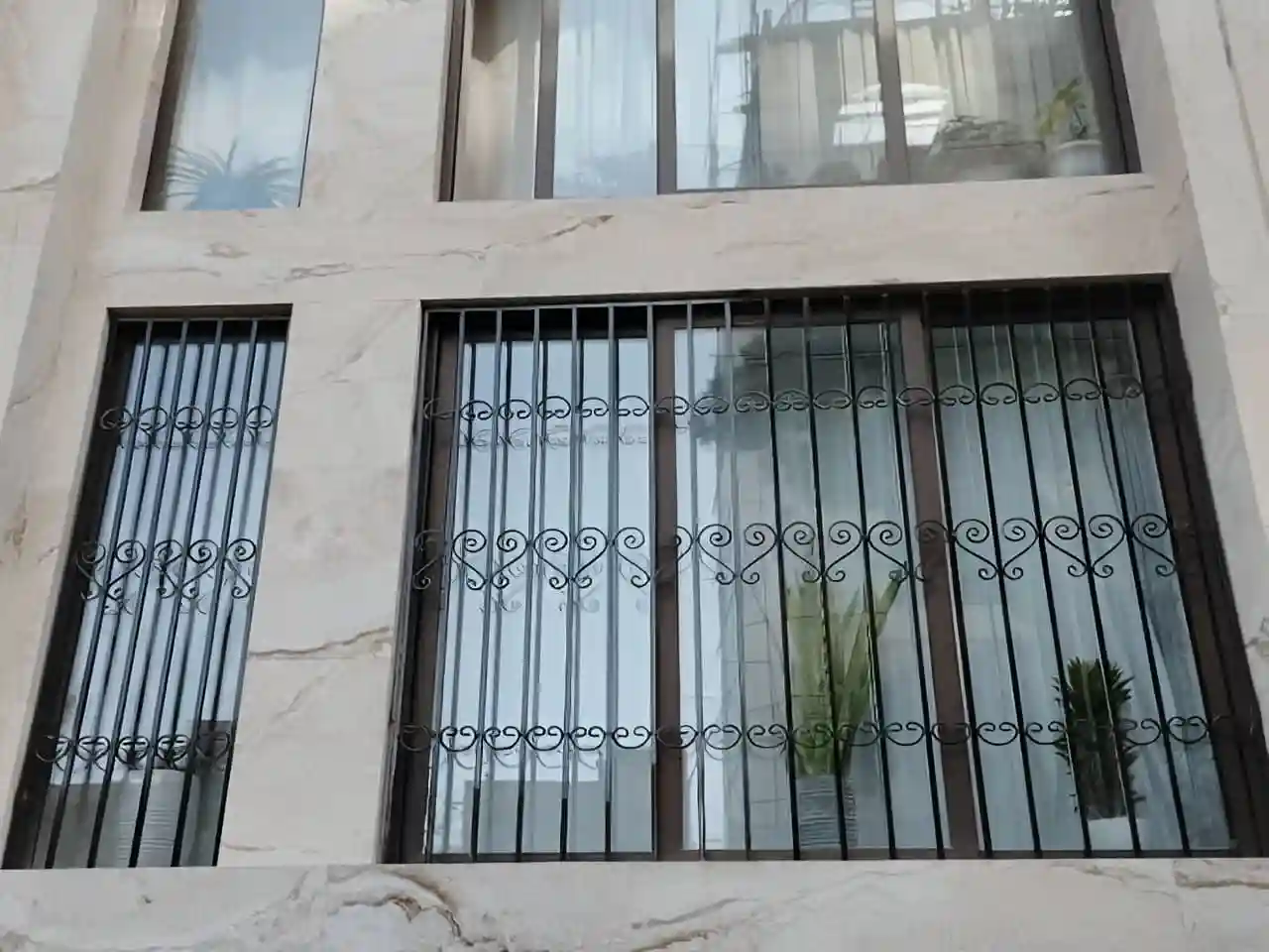 چگونه می&zwnj;توان امنیت درب&zwnj;ها و پنجره&zwnj;ها را با حفاظ&zwnj;های آهنی افزایش داد؟