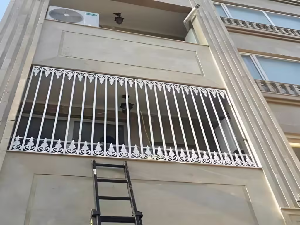 حفاظ آهنی ساختمان در محله پیروزی