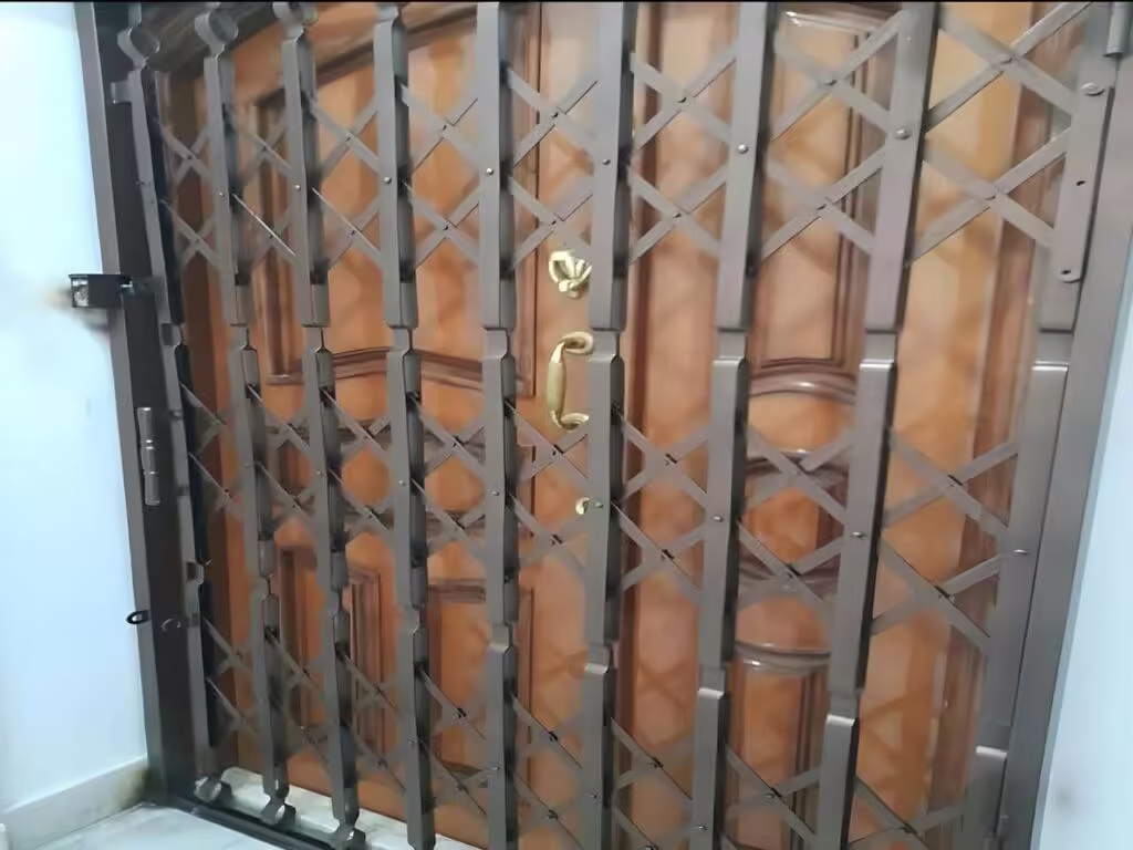 حفاظ آهنی ساختمان در محله قنات کوثر
