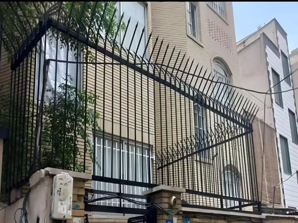 حفاظ آهنی ساختمان در محله تهرانسر