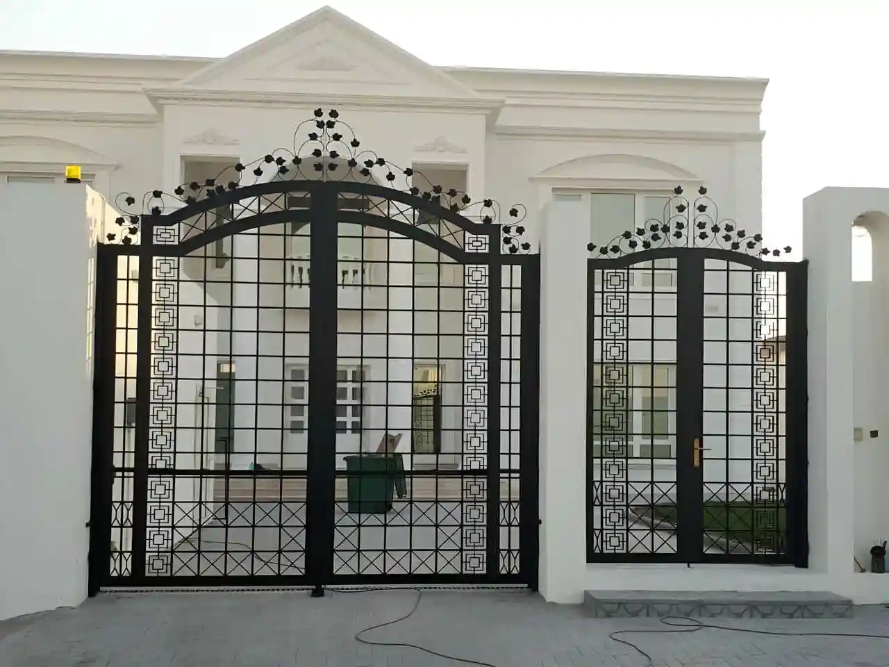 درب آهنی و فرفورژه برای ساختمان ها و حیاط ها درب آهنی و فرفورژه برای ساختمان ها و حیاط ها