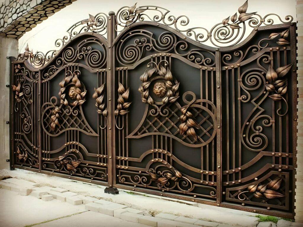 مدل های متنوع درب و دروازه های فرفورژه برای حیاط های ویلایی