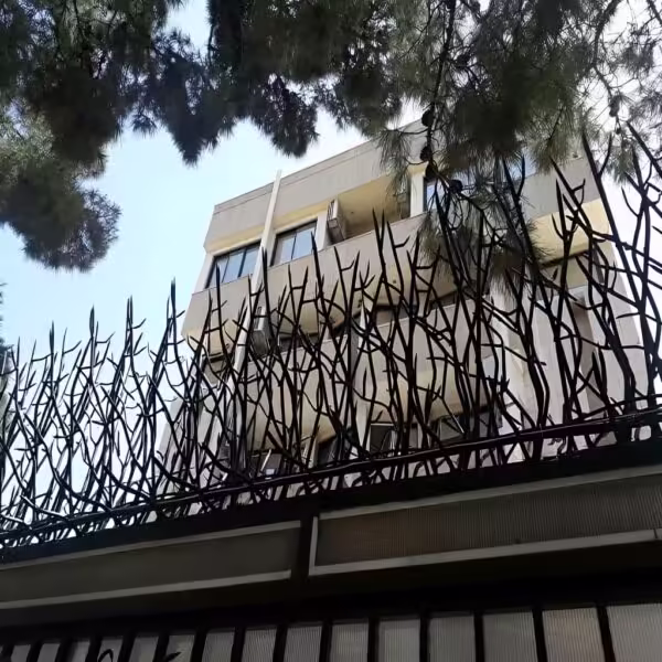نصب حفاظ بوته‌ای تراکم ۵۳ روی دیوار