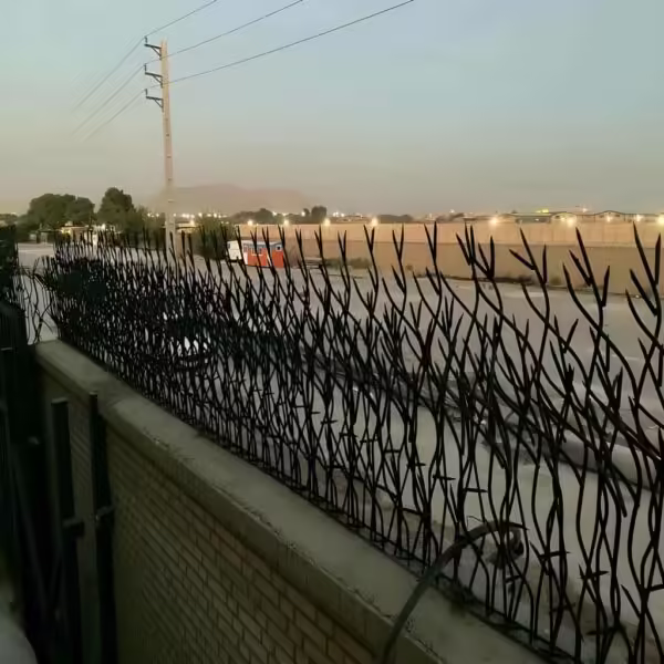 نصب حفاظ بوته‌ای تراکم ۶۷ روی دیوار