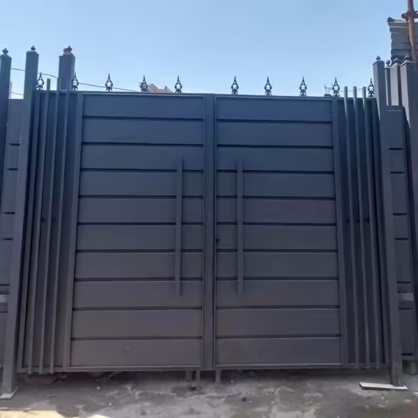 عکس درب فلزی رادون با رنگ مشکی مات و خطوط CNC