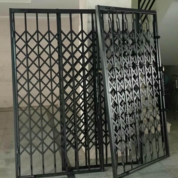 نمونه نصب حفاظ آکاردئونی پنج گل سلطنتی در ساختمان