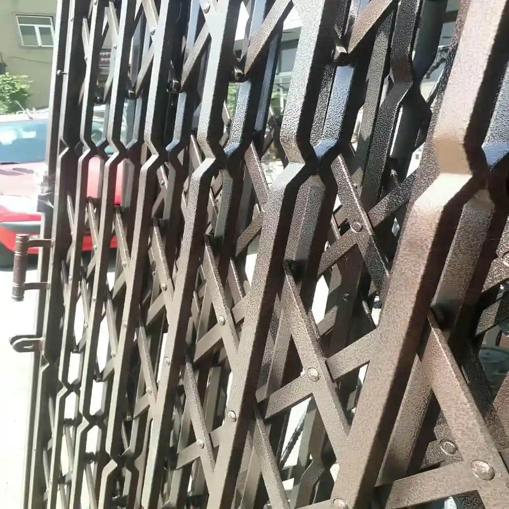 نصب درب آکاردئونی ضد سرقت برای آپارتمان با تسمه نقش دار