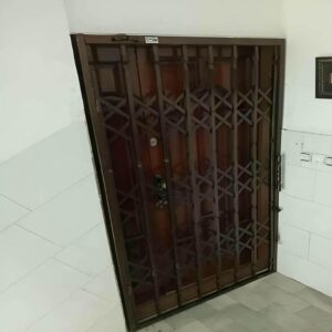 نمای نزدیک تسمه و اتصالات حفاظ آکاردئونی آپارتمان