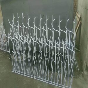 نصب حفاظ شاخ گوزنی روی دیوار ویلایی