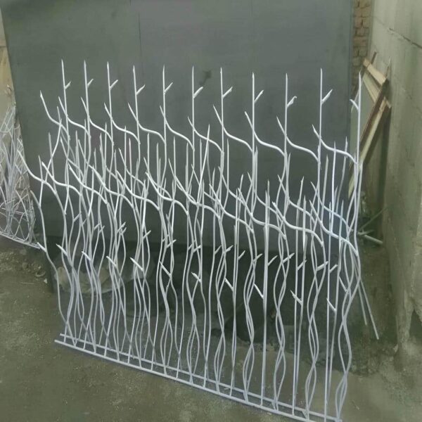 نصب حفاظ شاخ گوزنی روی دیوار ویلایی