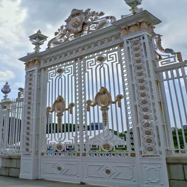 تصویر مدل جدید درب حیاط شهرکی سفید و مشکی مدرن