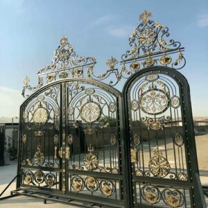 درب حیاط فرفورژه در طراحی ورودی ساختمان های لوکس
