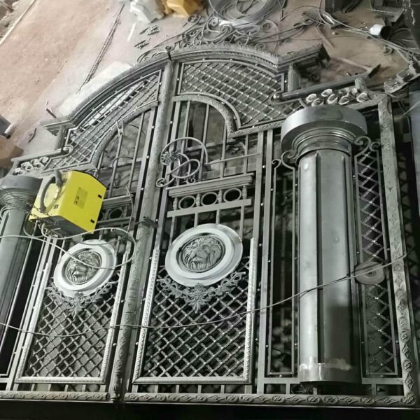مدل جدید درب حیاط فرفورژه مشکی مقاوم و لاکچری