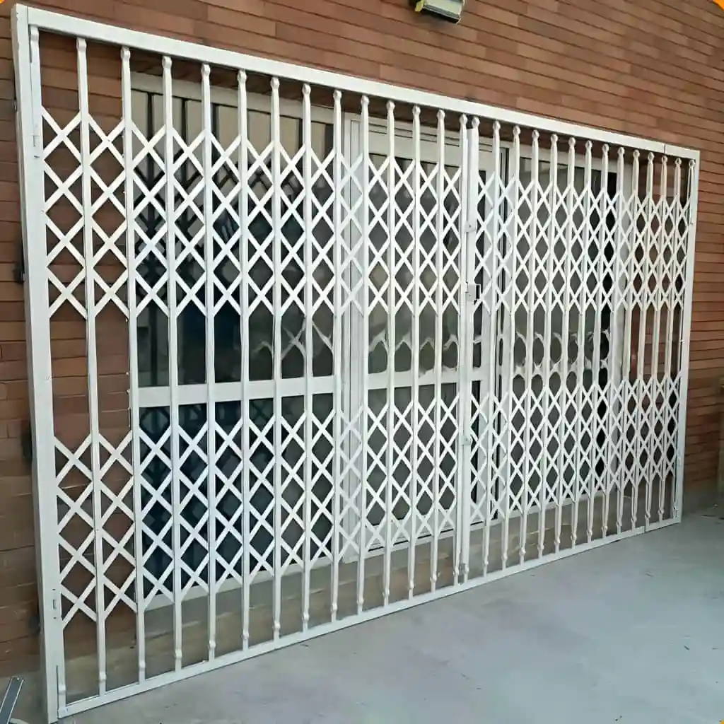 حفاظ آکاردئونی ایتالیایی تسمه ساده نصب شده روی ورودی ساختمان