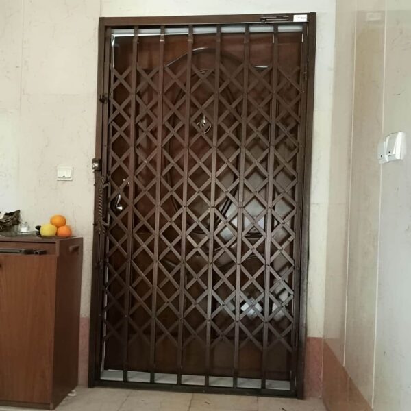 حفاظ آکاردئونی تمام گل دوبل سه جداره تسمه ۲.۵ سانتی متر نصب شده روی ورودی ساختمان