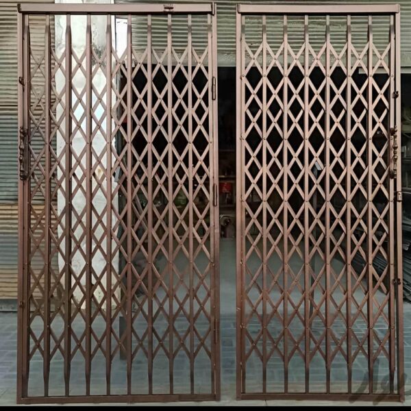حفاظ آکاردئونی تمام گل دوبل چهار جداره پرچ مخفی نصب شده روی درب ورودی لوکس