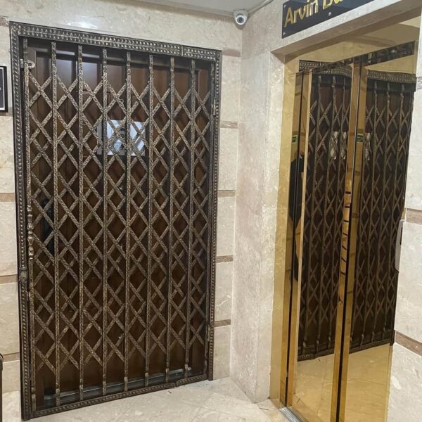 جزئیات تسمه نقش دار و تزئینات حفاظ آکاردئونی سلطنتی