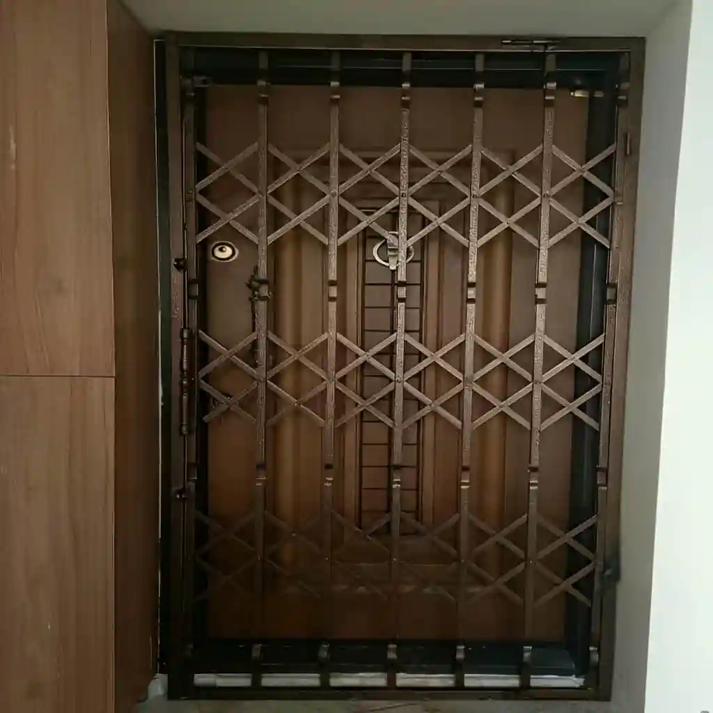 نمای نزدیک قفل مخفی کتابی حفاظ آکاردئونی سه گل