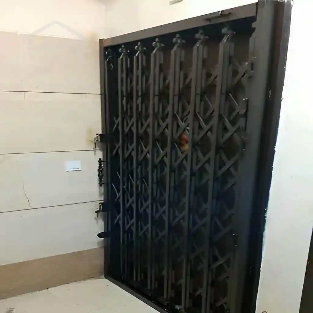 حفاظ آکاردئونی سه گل تسمه ۲.۵ سانتی متر رنگ سفید نصب شده روی درب